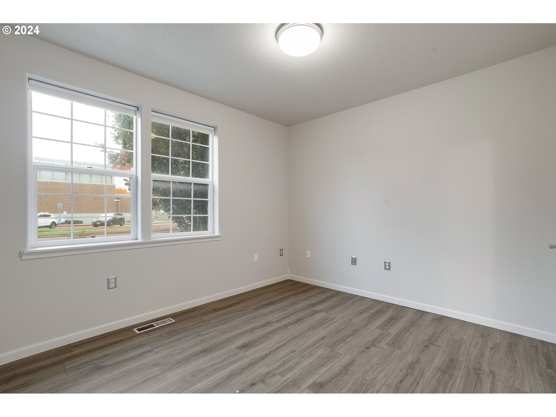 4835 Southeast Davis Road Hillsboro, OR 97123 - Photo 5 of 32 Gallery Image 5