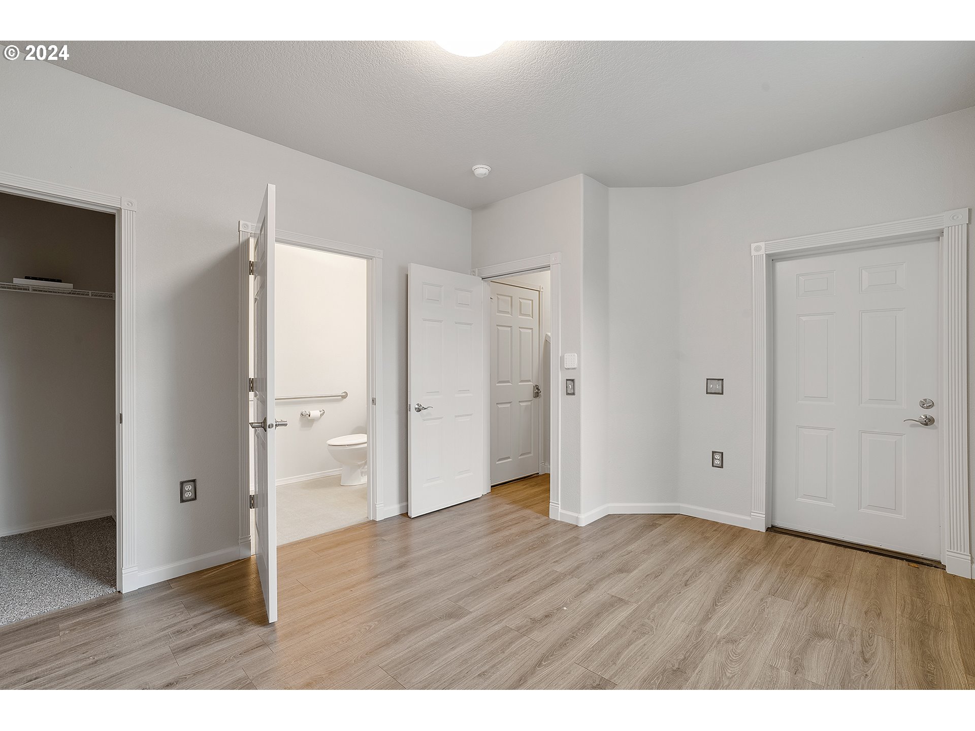 4835 Southeast Davis Road Hillsboro, OR 97123 - Photo 6 of 32 Gallery Image 6