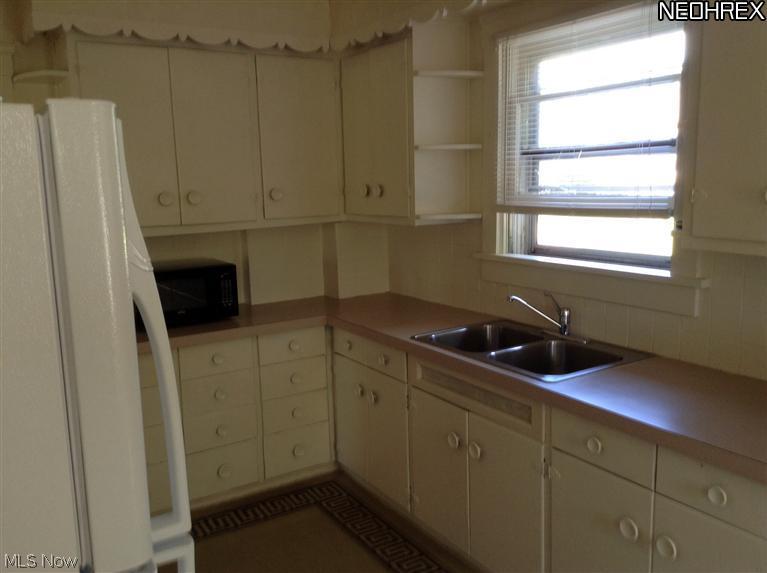 43725 Middle Ridge Road Lorain, OH 44053 - Photo 14 of 25 Neutral decor in this eat in kitchen