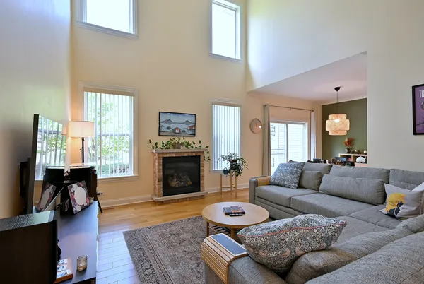 $350,000 | 967 Oak Ridge Boulevard, Elgin, IL 60120