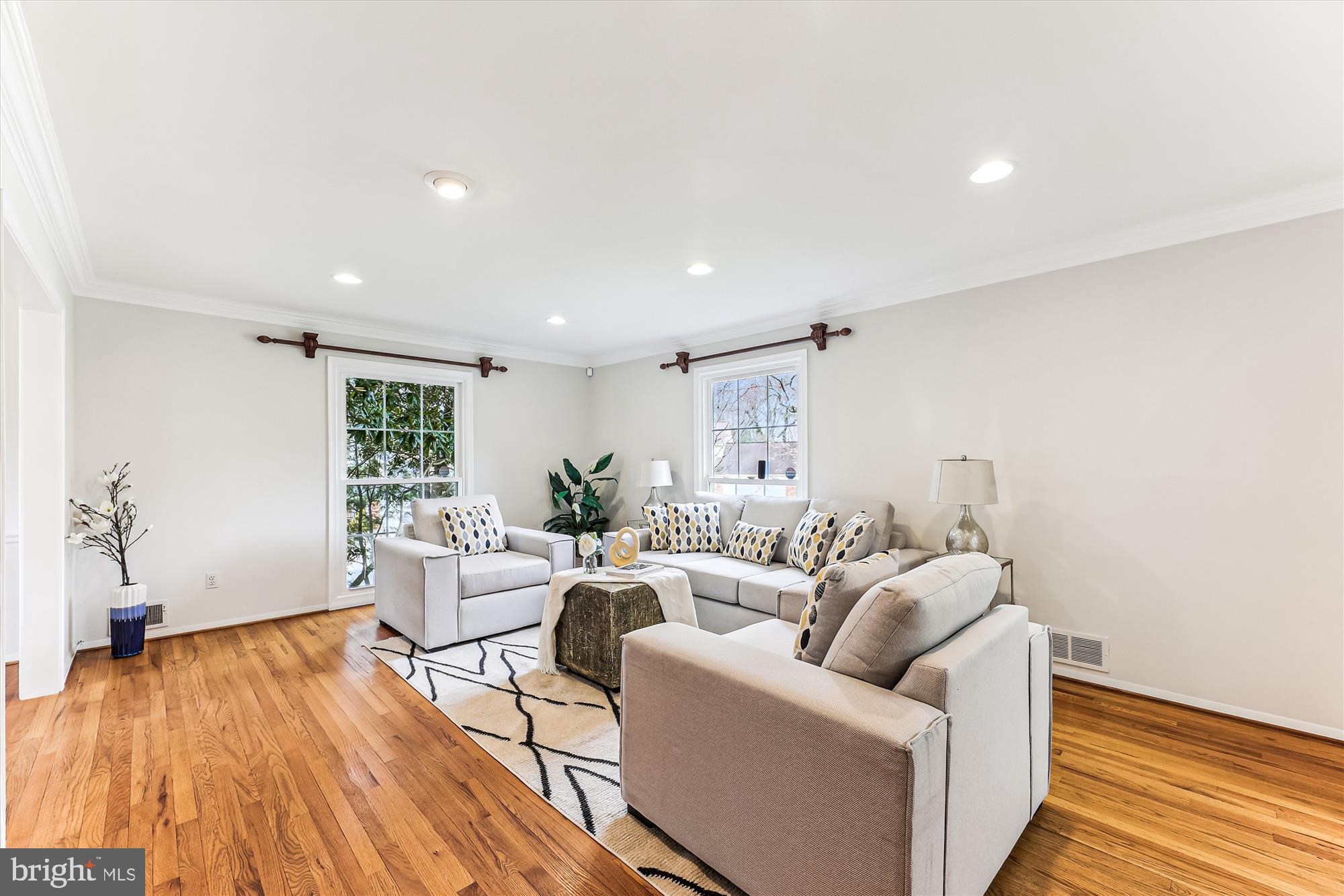 8500 Fox Run Potomac, MD 20854 - Photo 3 of 61 Living Room