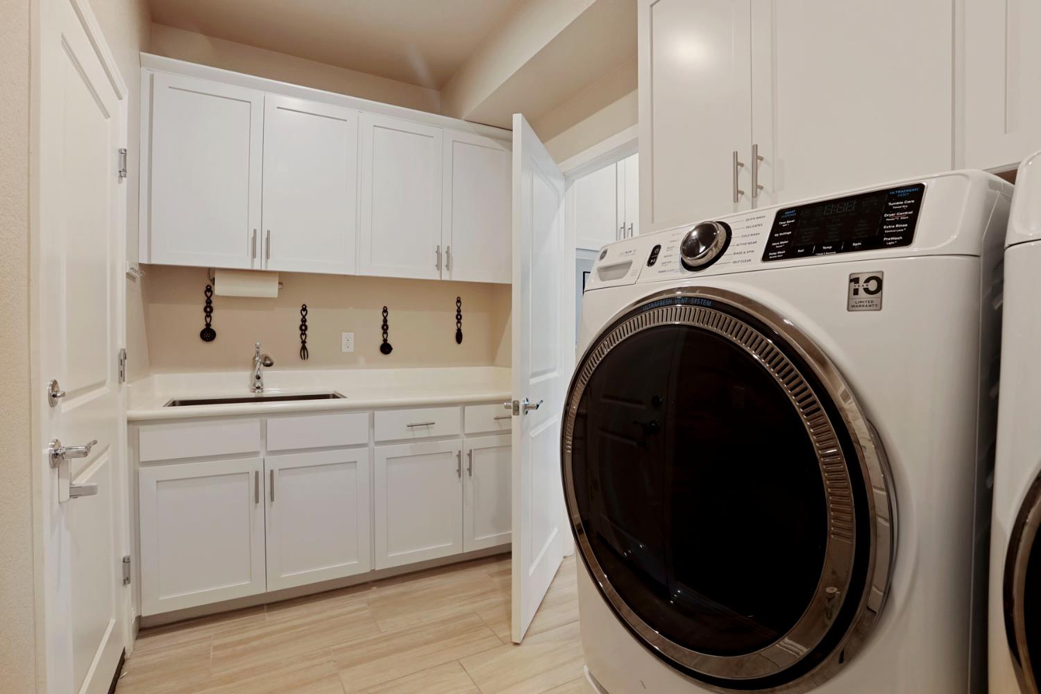 2905 Zinnia Way Lodi, CA 95242 - Photo 20 of 47 a utility room with sink dryer and washer