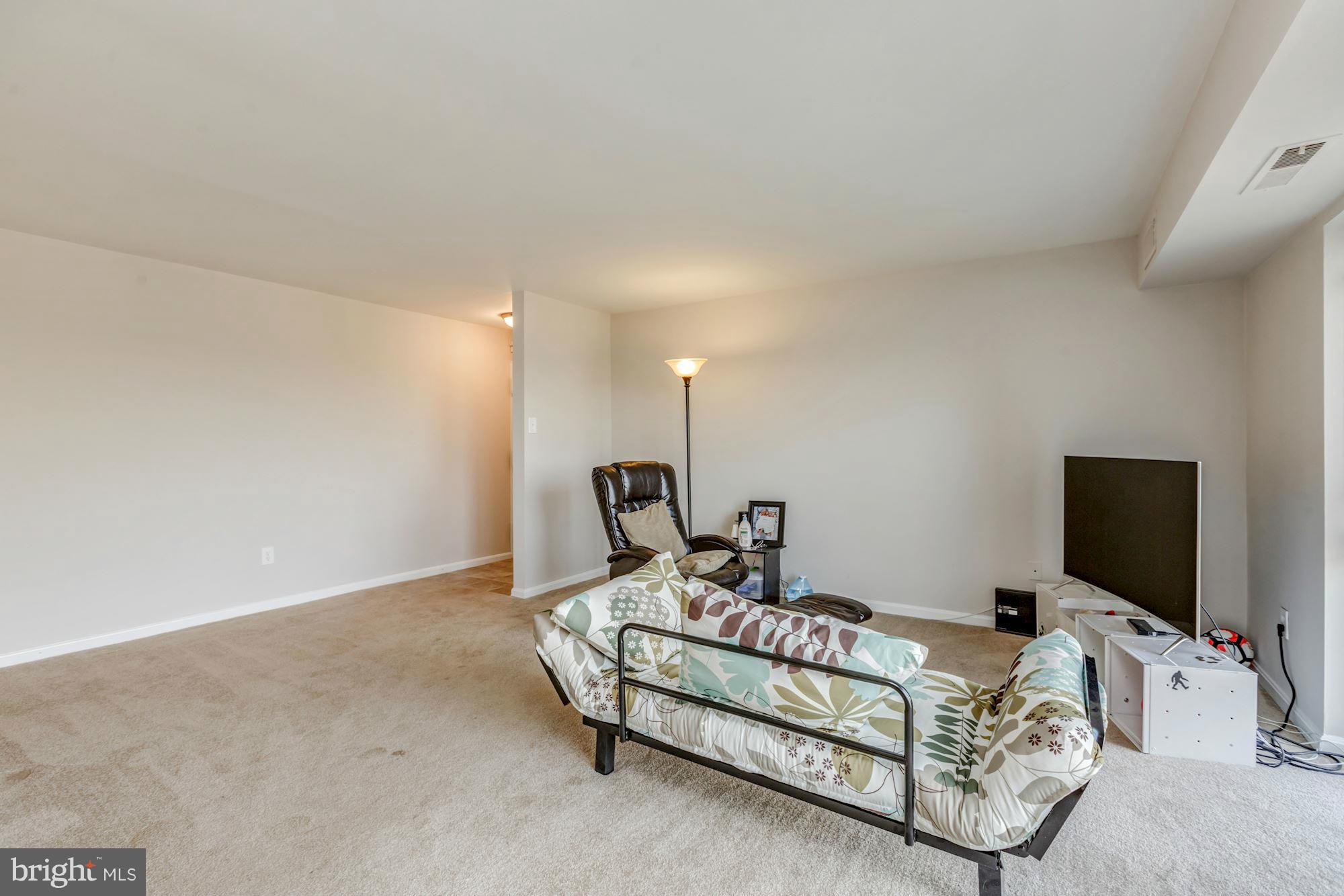 6147 Edsall Road, Unit J Alexandria, VA 22304 - Photo 6 of 20 Living Room