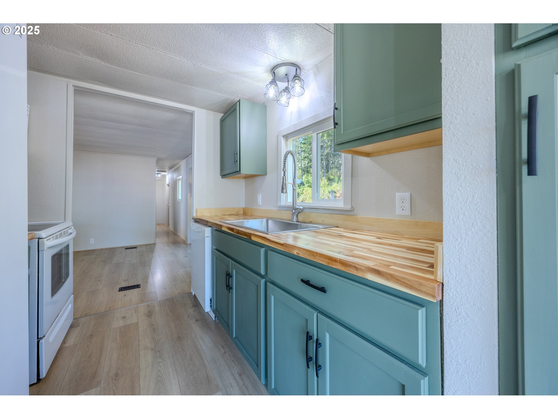83763 Highway 101, Unit 21 Florence, OR 97439 - Photo 14 of 36 a bathroom with a sink a vanity and a large mirror