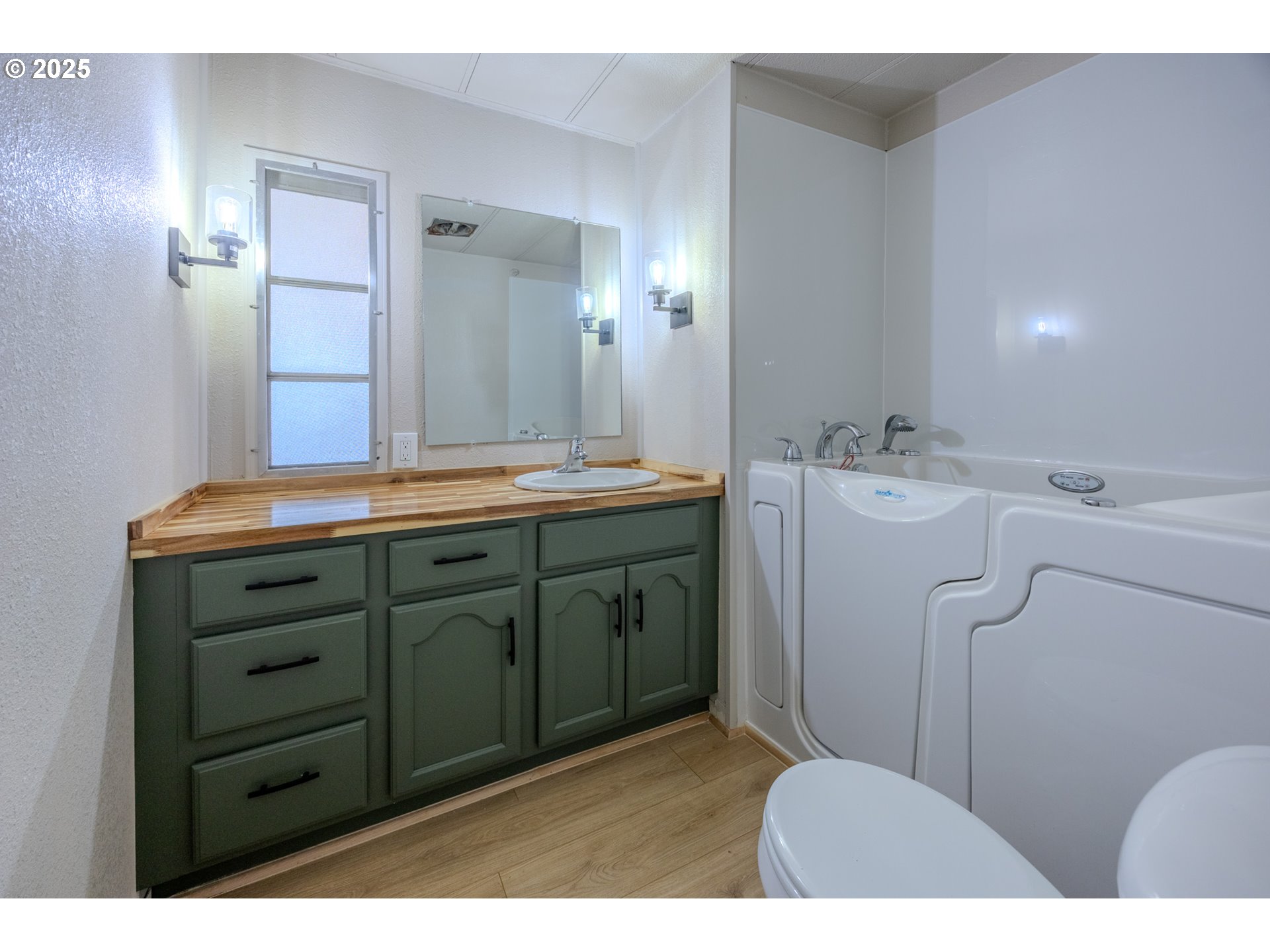 83763 Highway 101, Unit 21 Florence, OR 97439 - Photo 19 of 36 a bathroom with a sink and mirror