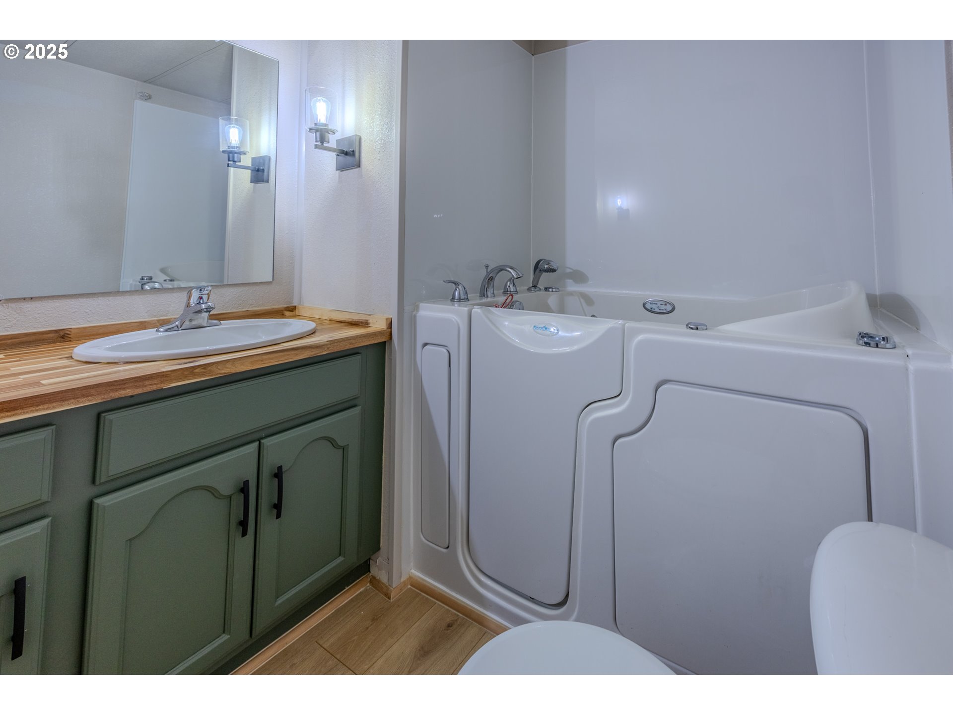 83763 Highway 101, Unit 21 Florence, OR 97439 - Photo 20 of 36 a bathroom with a sink and mirror
