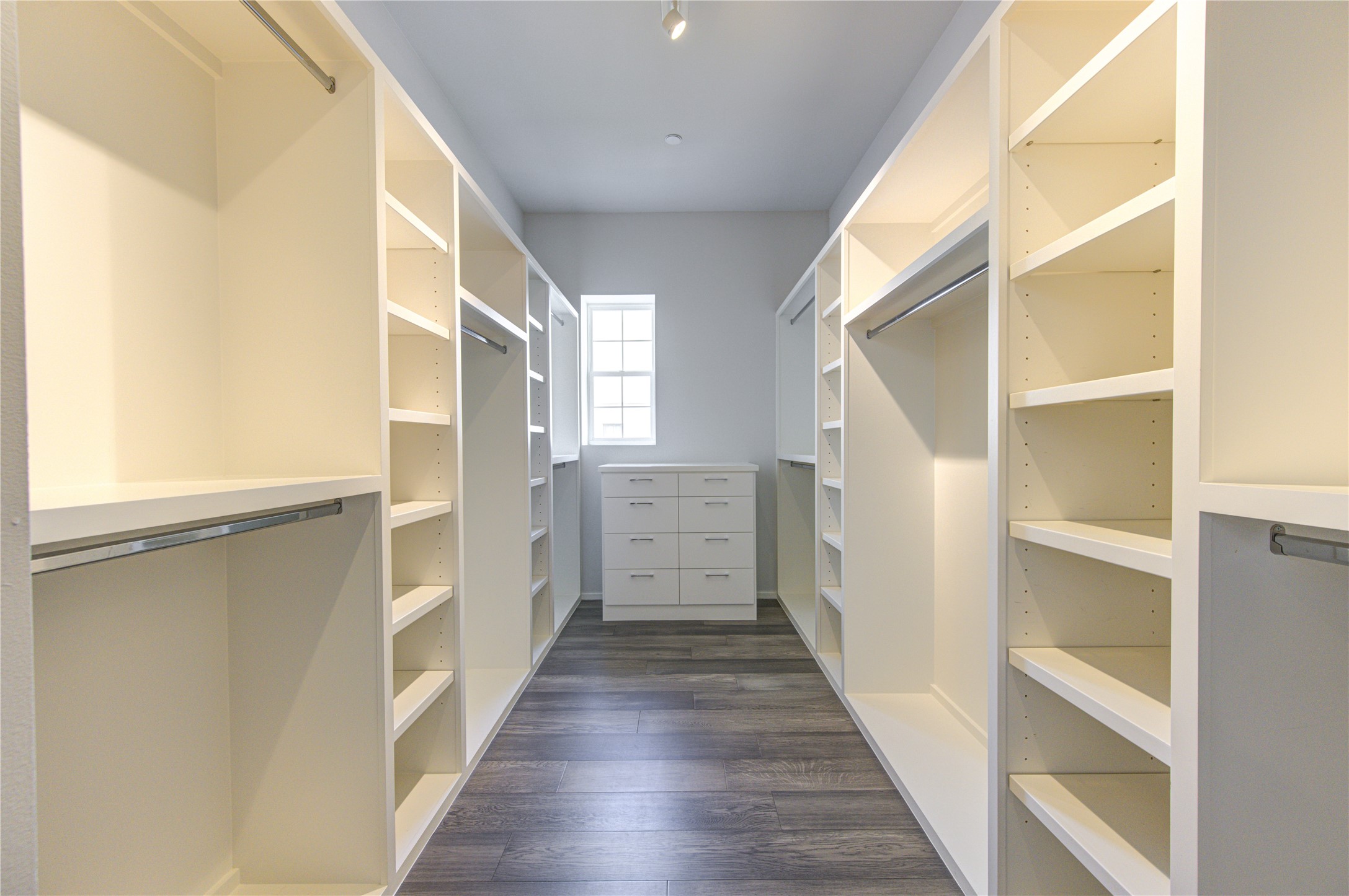 5336 Chandler Street Houston, TX 77007 - Photo 32 of 35 Walk-in closet