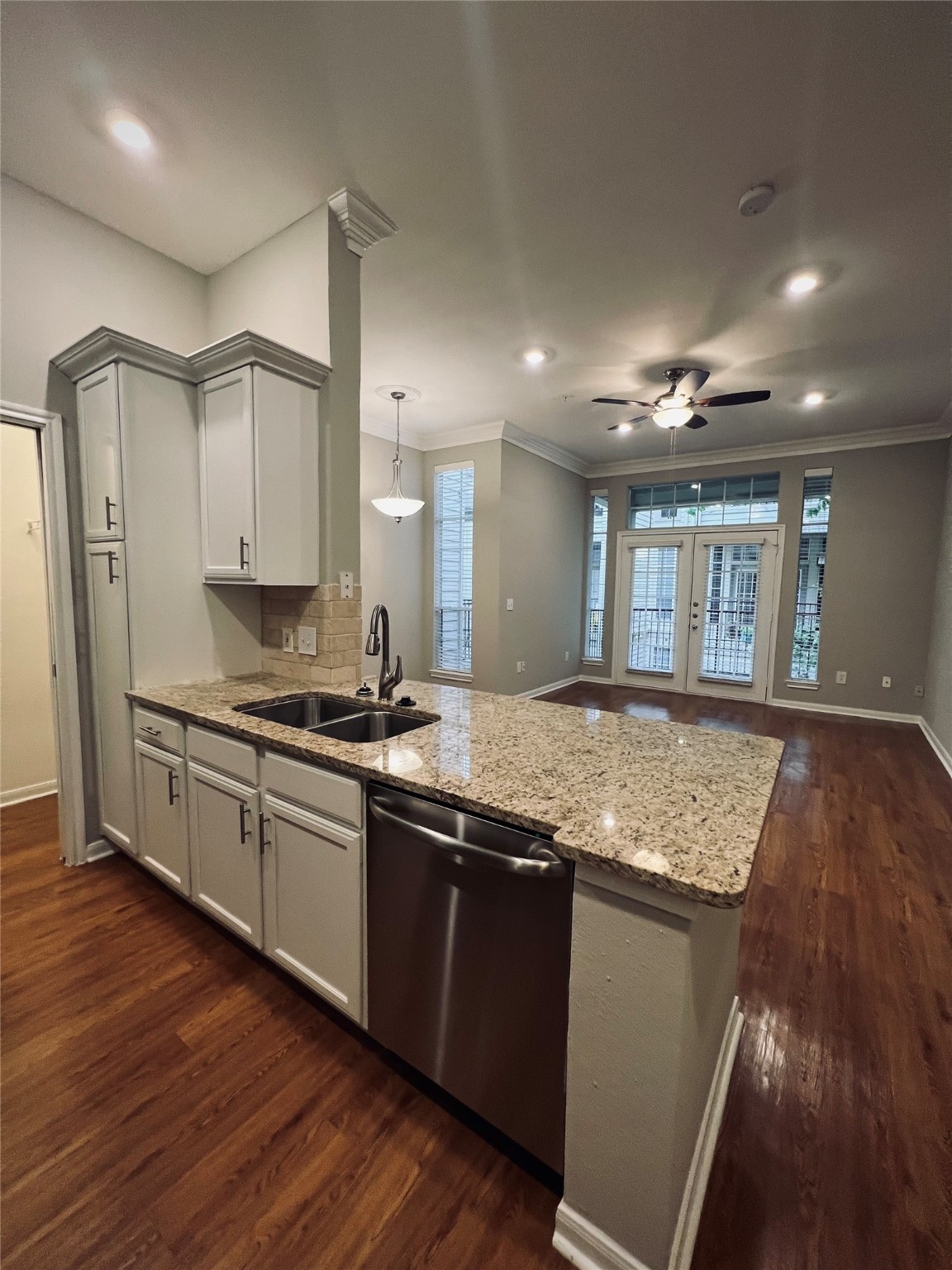 5353 Memorial Drive, Unit 1004 Houston, TX 77007 - Photo 1 of 19 This beautiful 1bed/1bath apt is centrally located & close to lots of restaurants/ shopping.