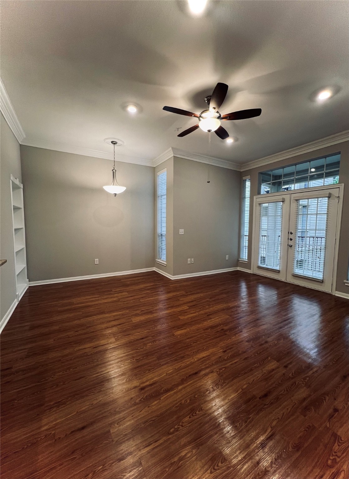 5353 Memorial Drive, Unit 1004 Houston, TX 77007 - Photo 3 of 19 Spacious living room: 16'x17' with 10 foot ceiling.