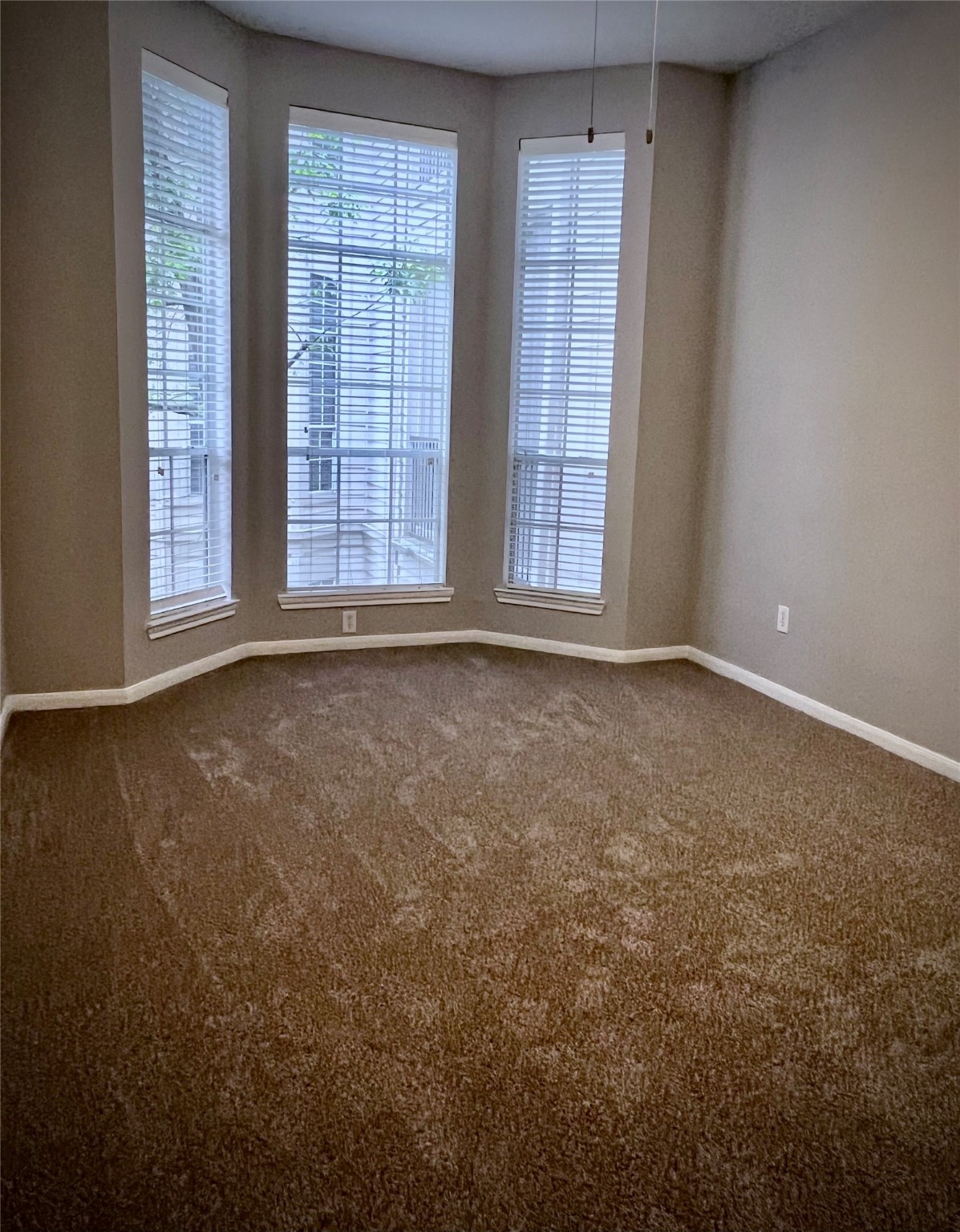 5353 Memorial Drive, Unit 1004 Houston, TX 77007 - Photo 5 of 19 Large bedroom (11'x15') with a bay window.