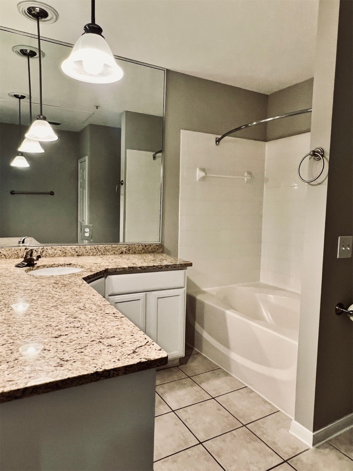 5353 Memorial Drive, Unit 1004 Houston, TX 77007 - Photo 7 of 19 Bathroom has lots of counter space & oversized garden tub.