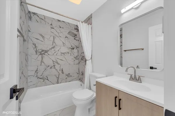 $2,300 | 1955 North Hicks Road, Unit 105, Palatine, IL 60074
