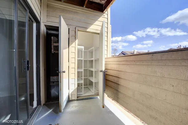 $2,275 | 1955 North Hicks Road, Unit 105, Palatine, IL 60074