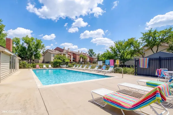 $2,300 | 1955 North Hicks Road, Unit 105, Palatine, IL 60074