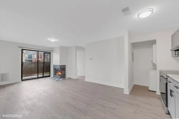 $2,275 | 1955 North Hicks Road, Unit 105, Palatine, IL 60074