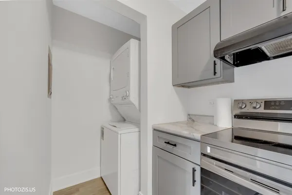 $2,300 | 1955 North Hicks Road, Unit 105, Palatine, IL 60074