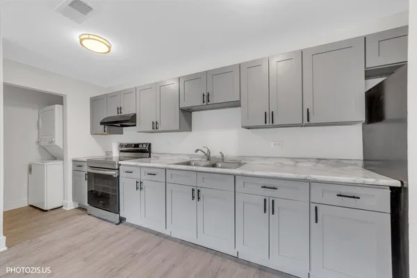 $2,275 | 1955 North Hicks Road, Unit 105, Palatine, IL 60074
