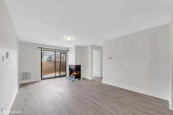 $2,275 | 1955 North Hicks Road, Unit 105, Palatine, IL 60074