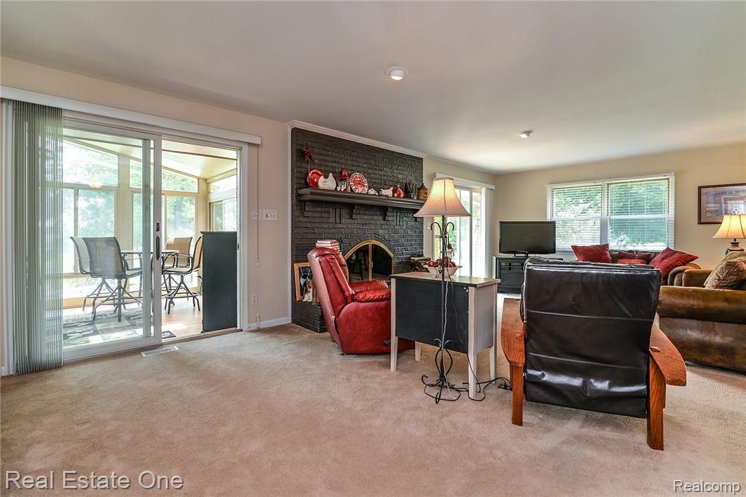 1343 Lone Tree Road Milford, MI 48380 - Photo 6 of 56 19_6.jpg
