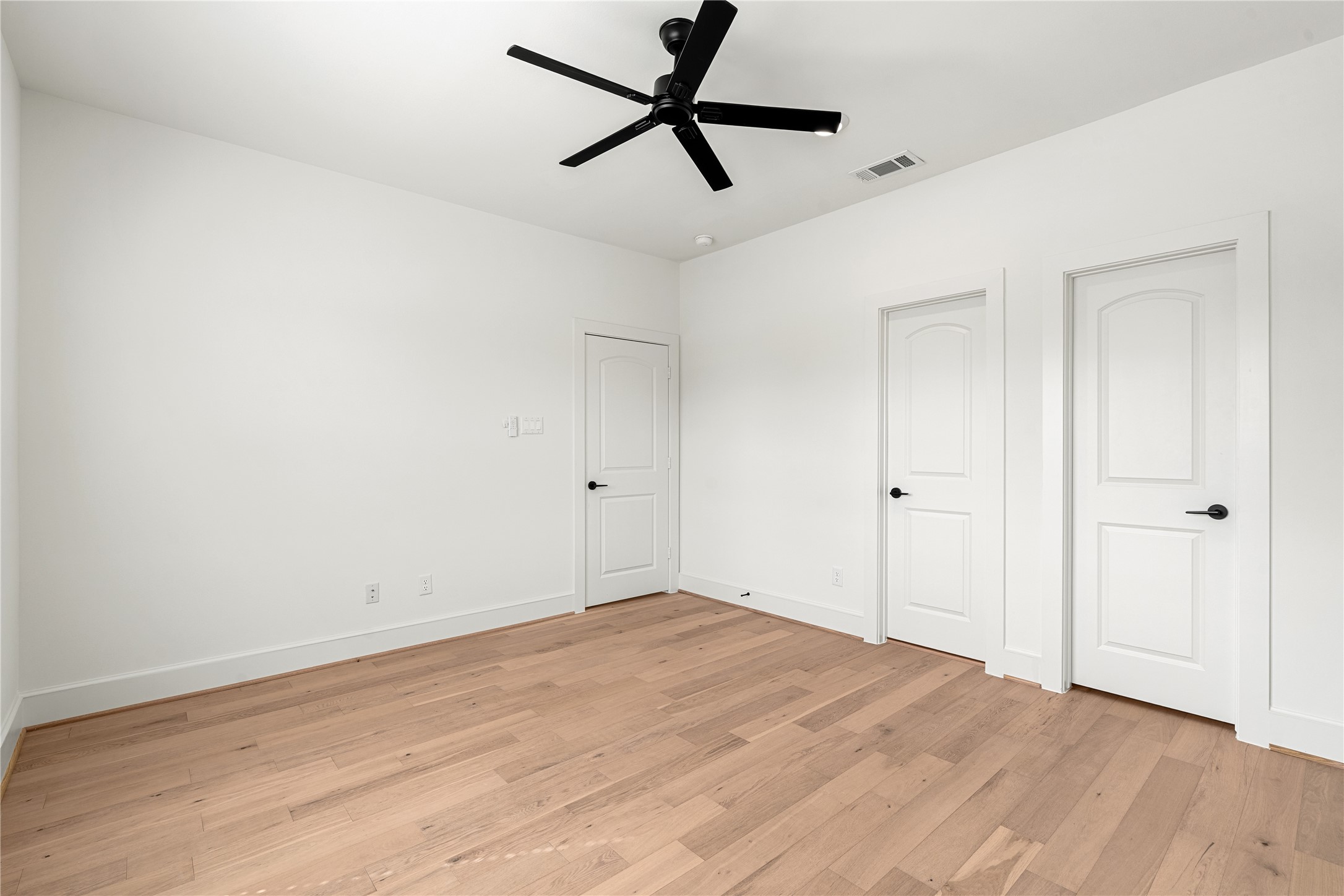 1614 Ojeman Road, Unit I Houston, TX 77055 - Photo 41 of 49 Spacious bedroom featuring a full walk-in closet and a private en-suite bath, offering both comfort and functionality for guests or family members.