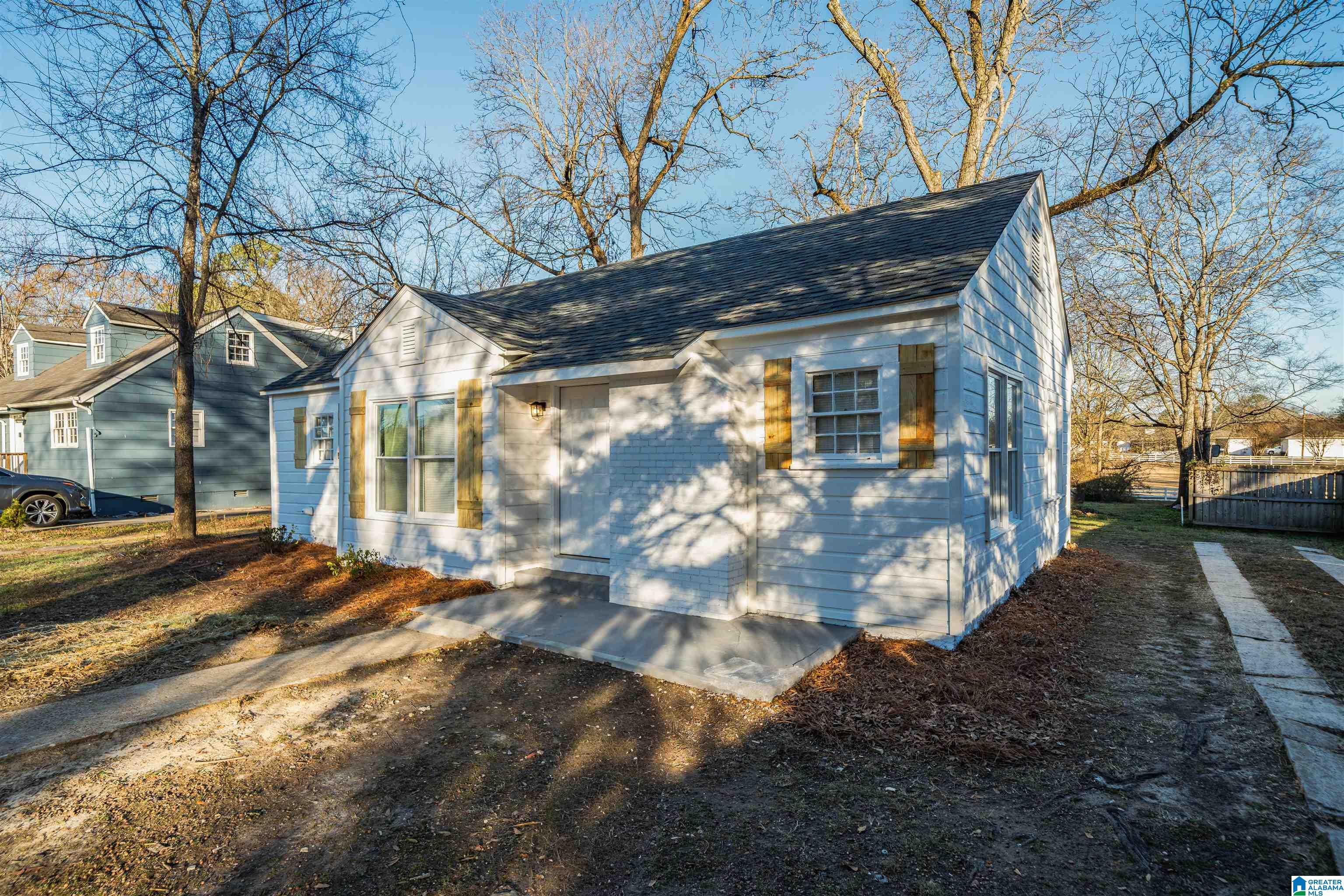 324 Simpson Street Southeast Hartselle, AL 35640 - Photo 2 of 15