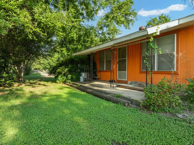 a view of a house with backyard and garden