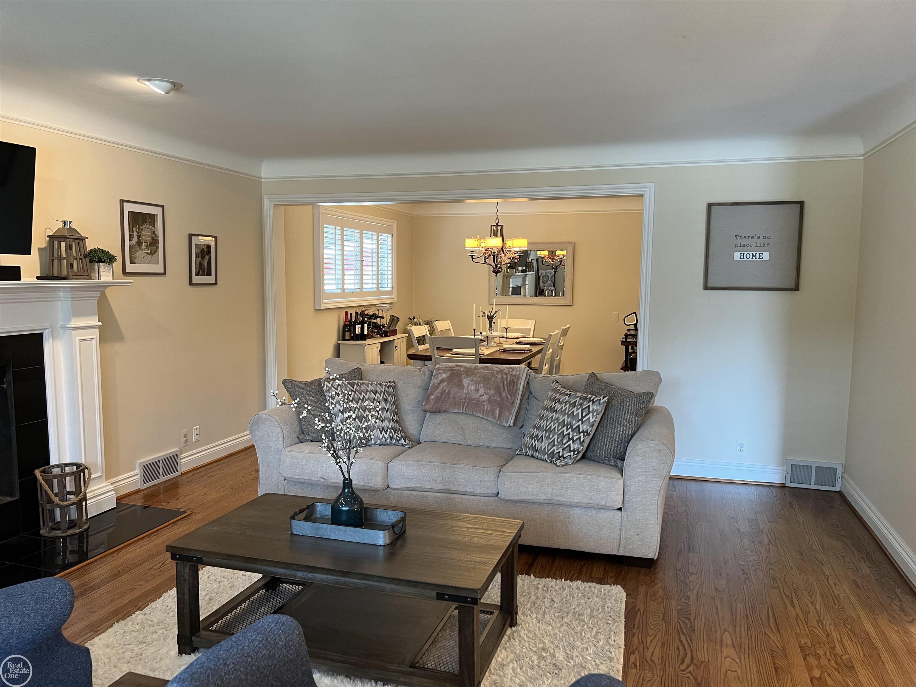 1870 Prestwick Road Grosse Pointe, MI 48236 - Photo 22 of 66 50155436-2fa12594-b7fd-4f36-9435-ac79e923cb8b.JPG