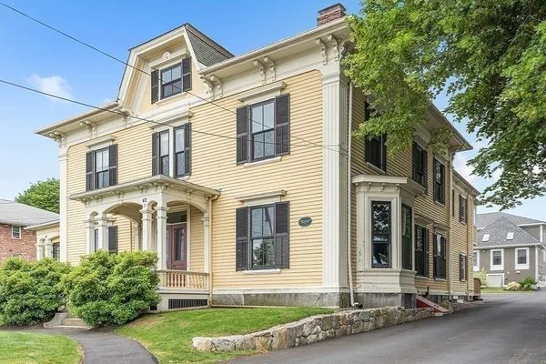 $3,200 | 42 Highland Street, Unit 2, Lowell, MA 01852