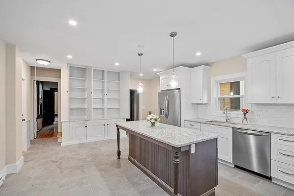 $3,200 | 42 Highland Street, Unit 2, Lowell, MA 01852