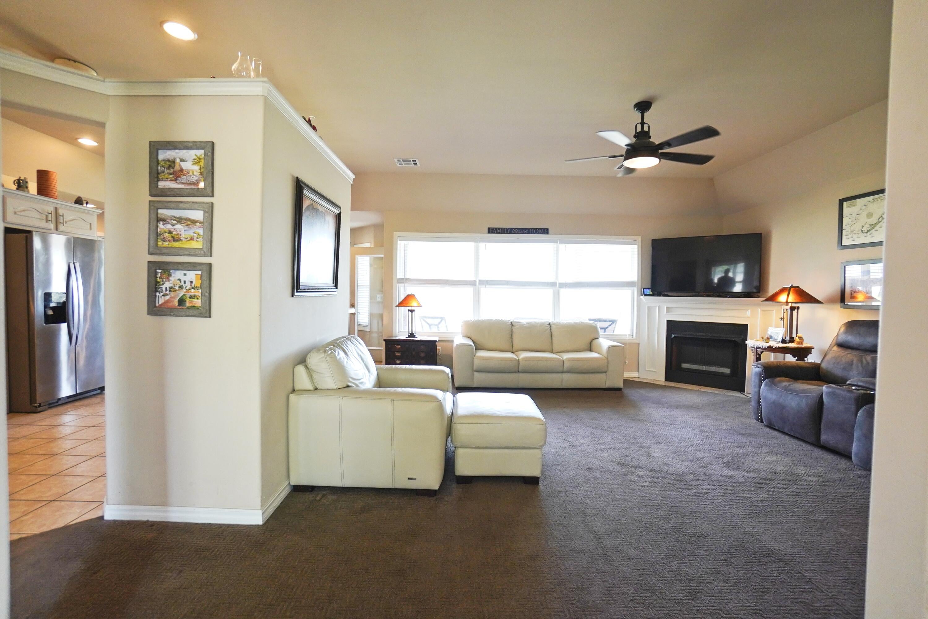 513 Quail Run Road Grove, OK 74344 - Photo 10 of 33 Living Room