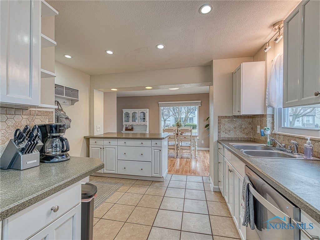 912 Waybridge Road Toledo, OH 43612 - Photo 3 of 28 Gallery Image 3