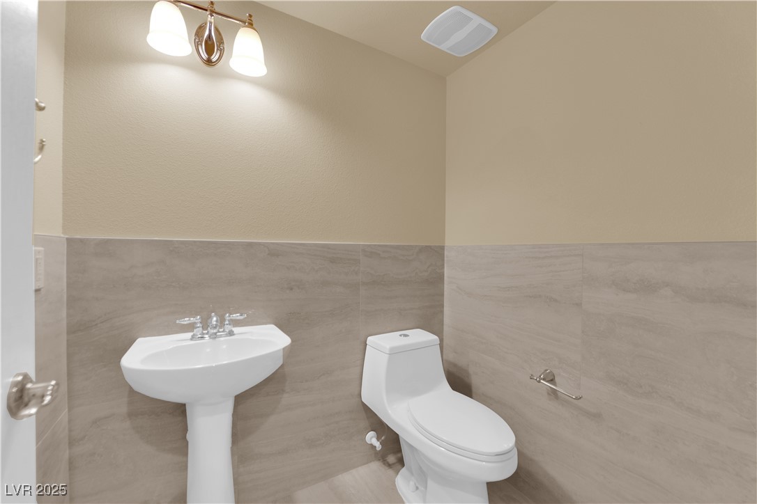 1142 Sax Fifth Avenue Henderson, NV 89052 - Photo 23 of 44 Clean and modern half bath with pedestal sink and updated lighting.