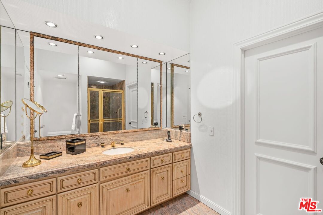 10114 Empyrean Way, Unit 302 Los Angeles, CA 90067 - Photo 28 of 37 a bathroom with double sink and a mirror