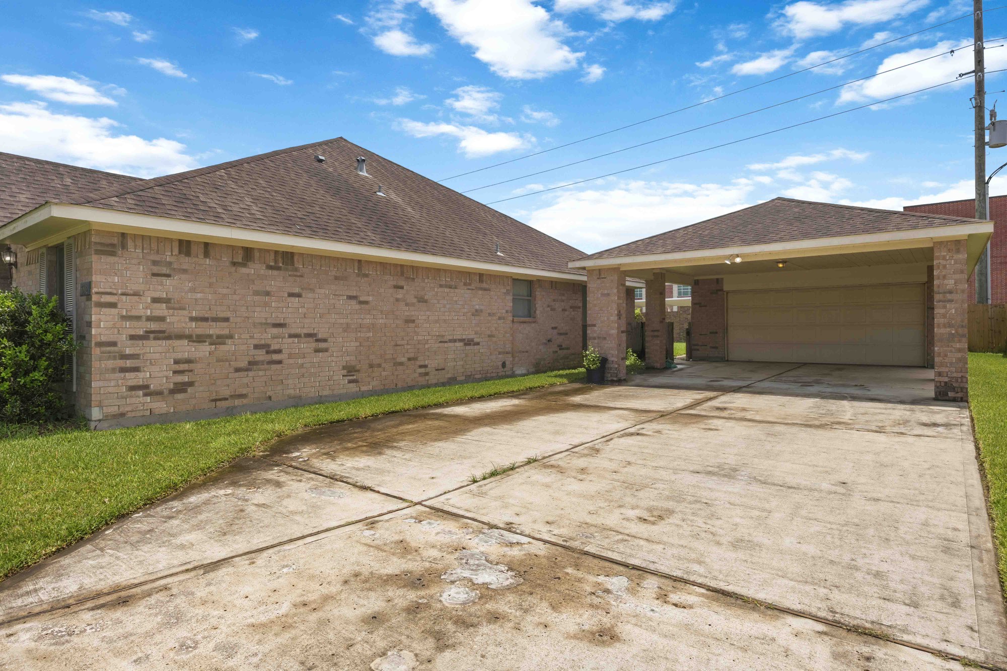 6802 Travis Street Manvel, TX 77578 - Photo 3 of 16 Oversized detached garage
