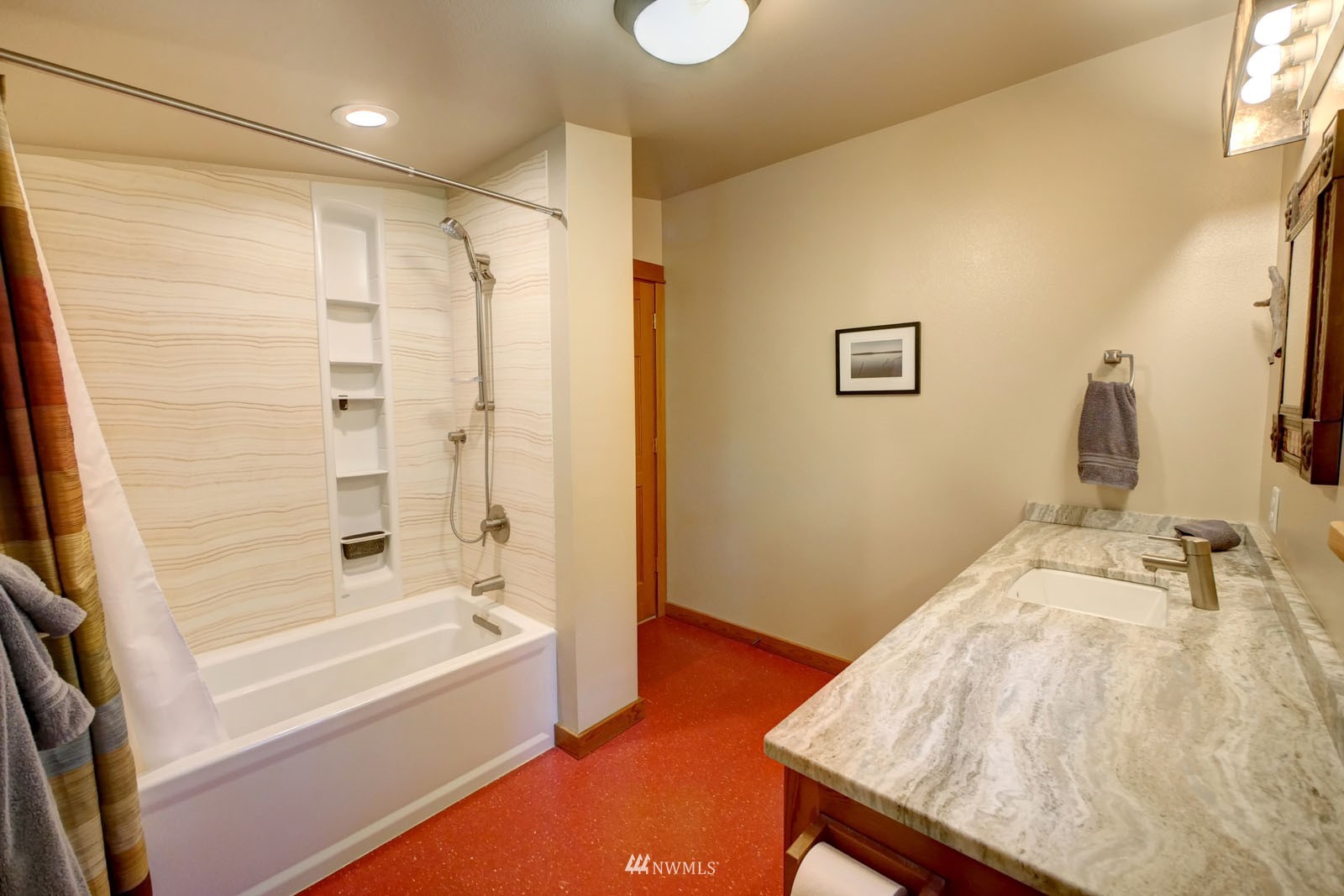 22 Trillium Road Winthrop, WA 98862 - Photo 25 of 40 a bathroom with a granite countertop sink and a bathtub