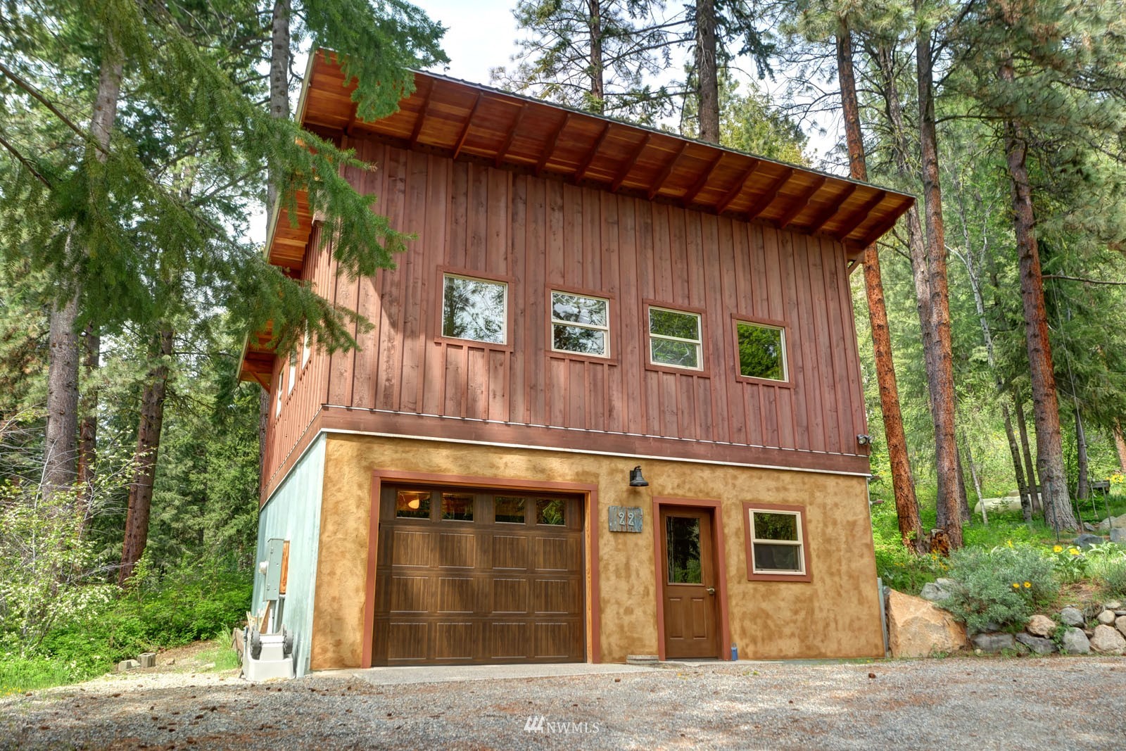 22 Trillium Road Winthrop, WA 98862 - Photo 35 of 40 a front view of a house with garden