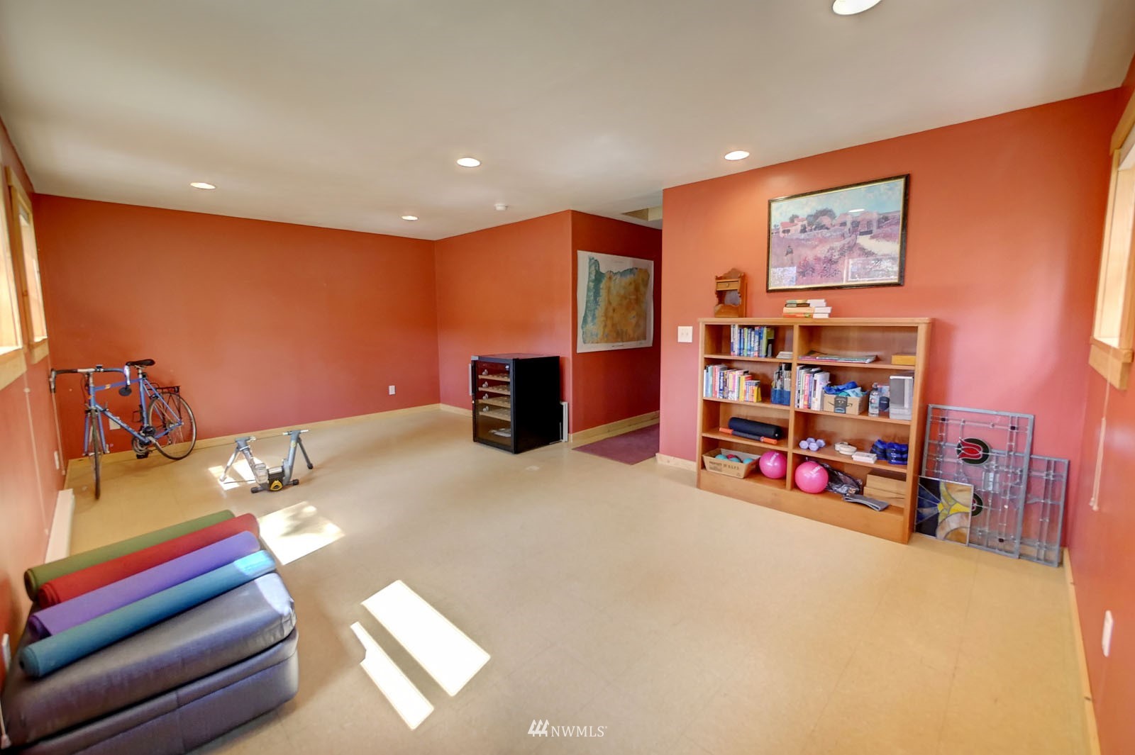 22 Trillium Road Winthrop, WA 98862 - Photo 38 of 40 a room with furniture and a book shelf