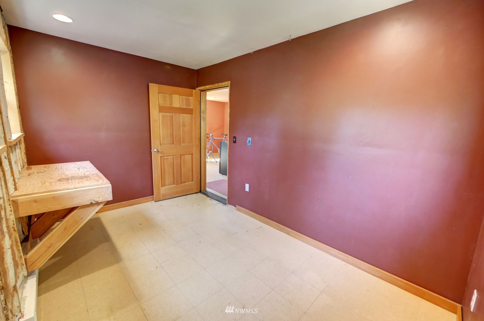 22 Trillium Road Winthrop, WA 98862 - Photo 39 of 40 a bedroom with a bed and a chair