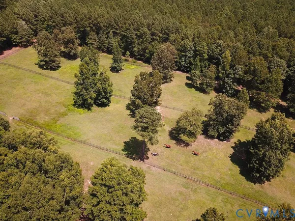 a view of a yard with a fountain
