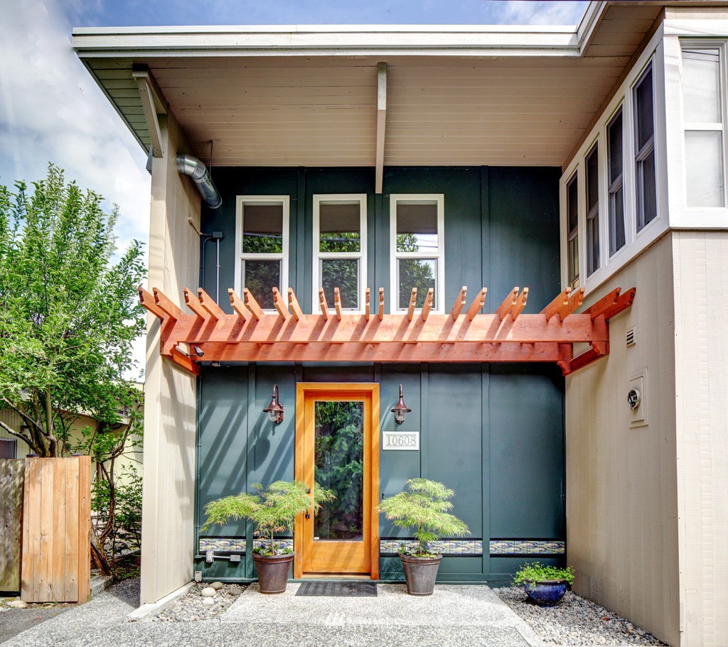 10608 Riviera Place Northeast Seattle, WA 98125 - Photo 2 of 25 Gallery Image 2