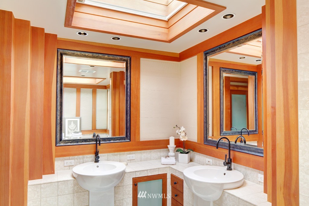 10608 Riviera Place Northeast Seattle, WA 98125 - Photo 16 of 25 Gallery Image 16