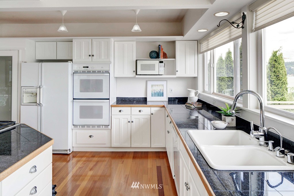 10608 Riviera Place Northeast Seattle, WA 98125 - Photo 6 of 25 Gallery Image 6