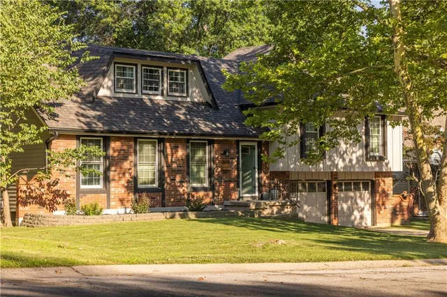 $331,000 | 1604 Southwest 21st Street, Blue Springs, MO 64015