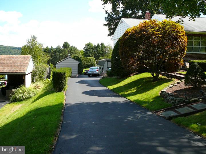 48 Peach Tree Lane Reading, PA 19608 - Photo 4 of 20 Driveway