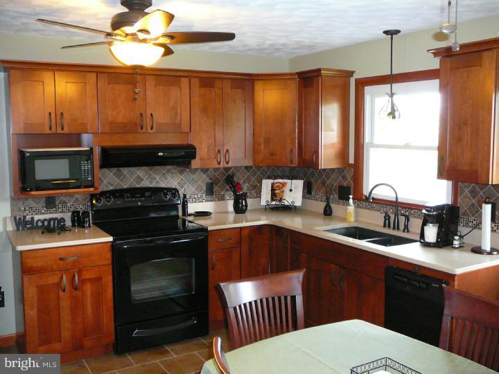 48 Peach Tree Lane Reading, PA 19608 - Photo 5 of 20 Kitchen