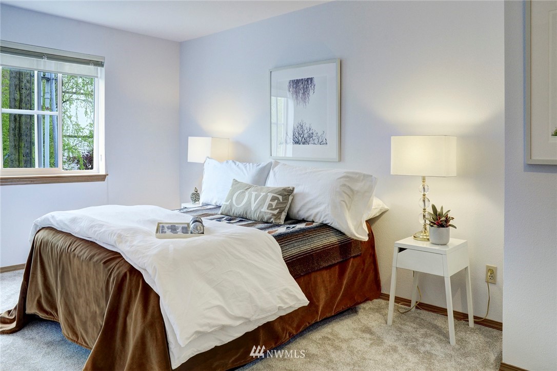 3901 Fremont Avenue North, Unit 206 Seattle, WA 98103 - Photo 6 of 15 a bedroom with a bed and a lamp