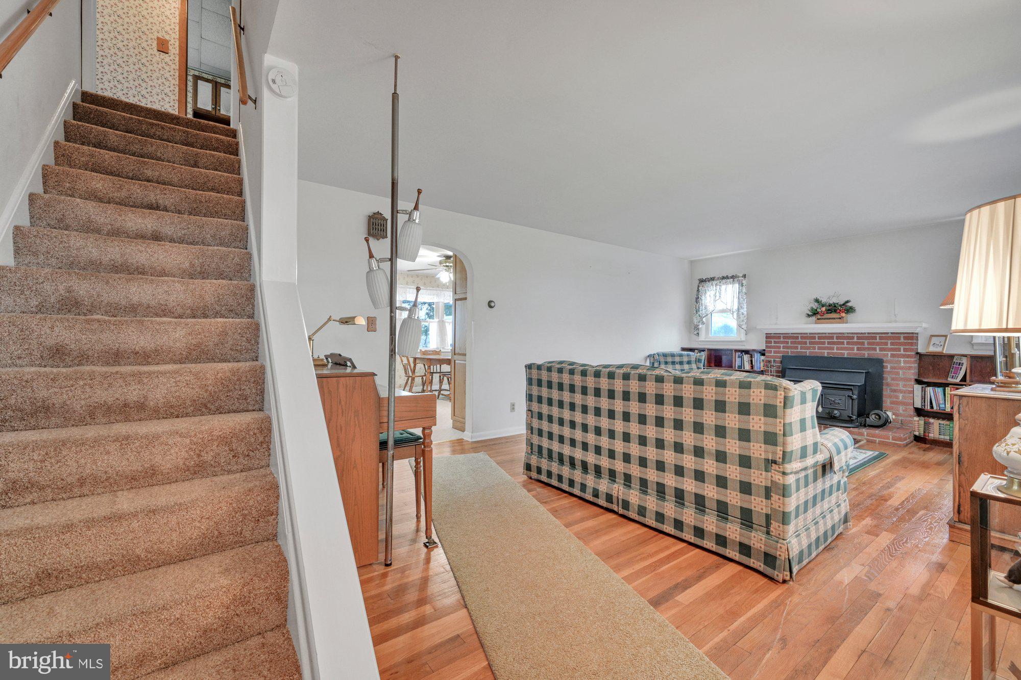 481 Foreman Road Elizabethtown, PA 17022 - Photo 8 of 38 Living Room