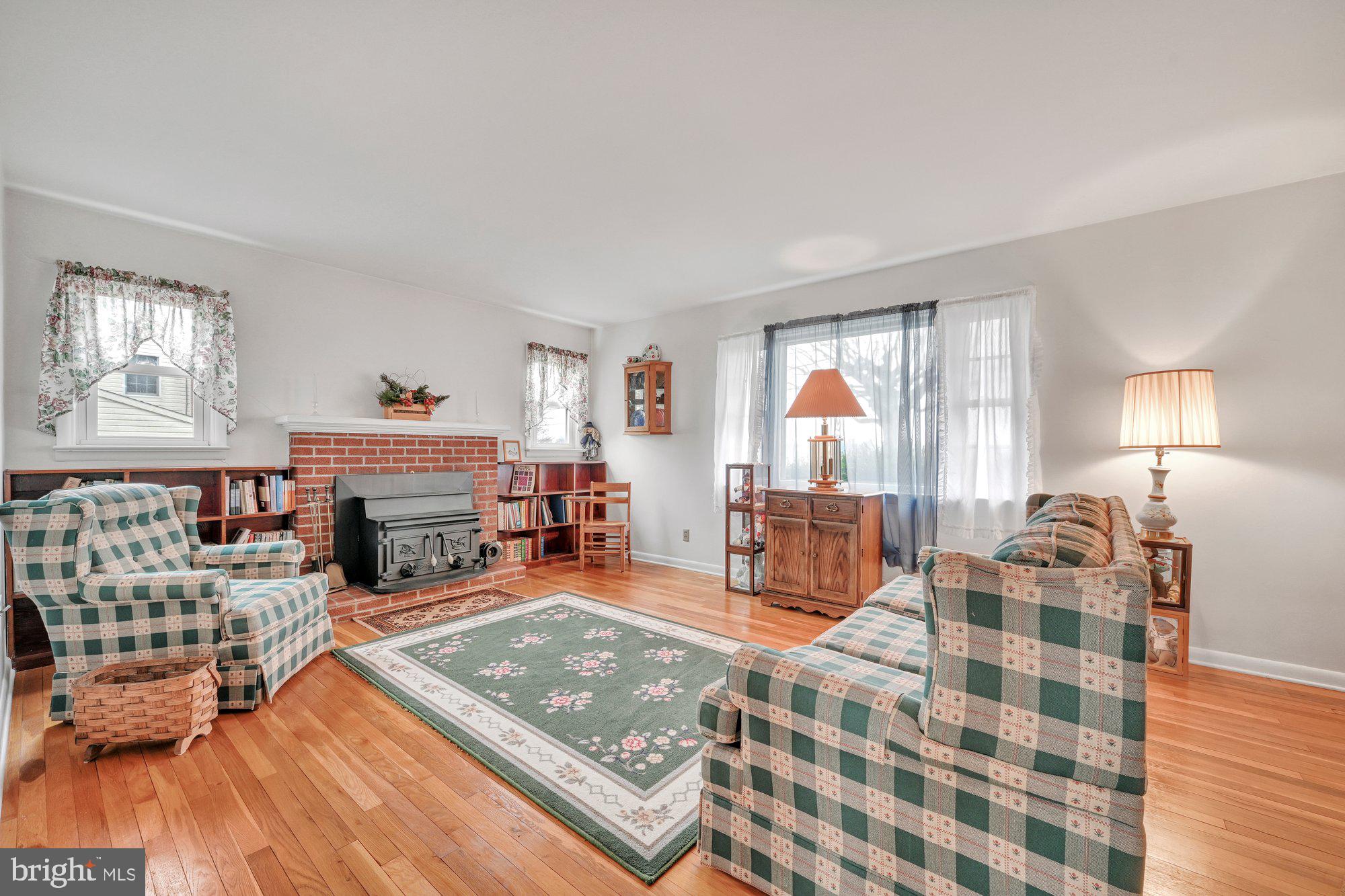 481 Foreman Road Elizabethtown, PA 17022 - Photo 9 of 38 Living Room