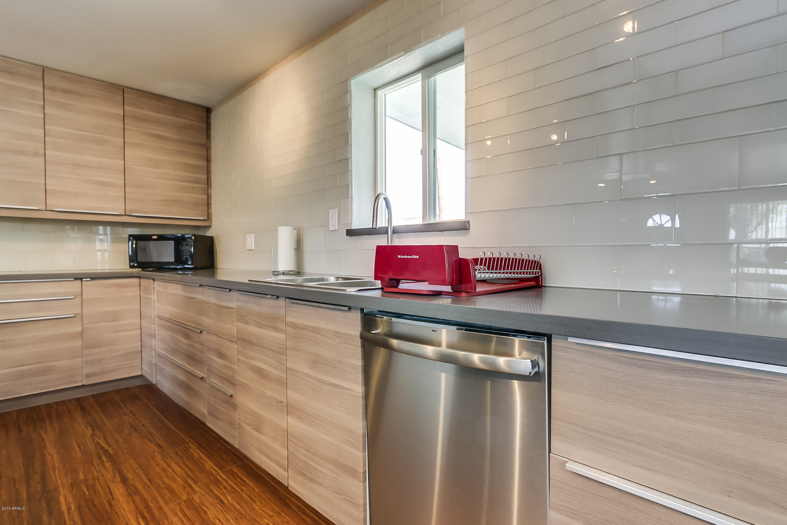 1149 West 10th Street Tempe, AZ 85281 - Photo 10 of 14 GLASS TILE BACKSPLASH