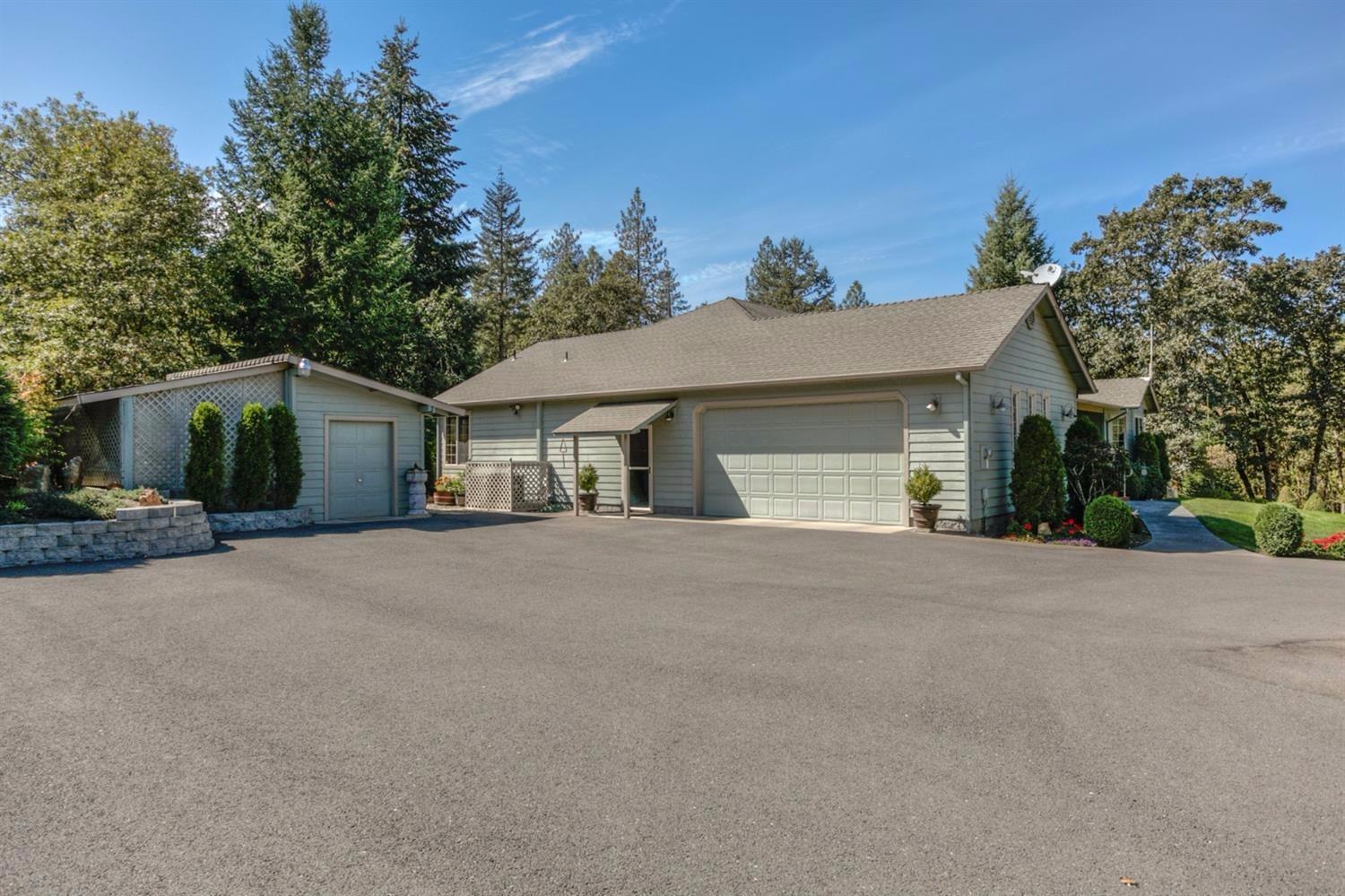 360 Ridgefield Road Grants Pass, OR 97527 - Photo 28 of 35 Attached Garage!
